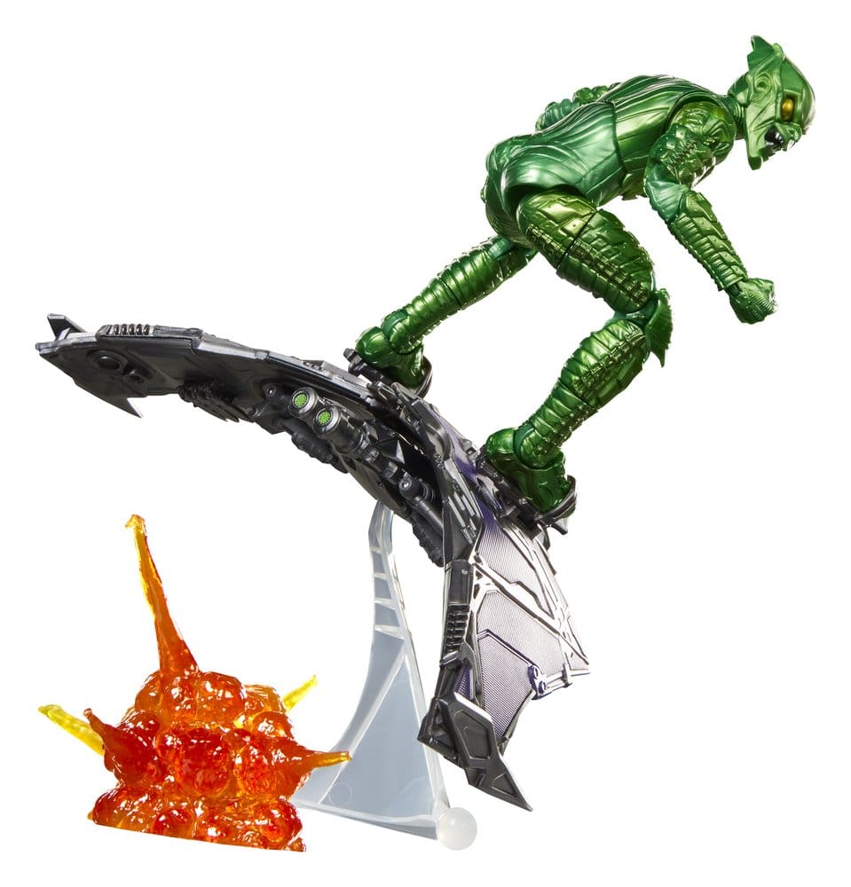 Kunststof Green Goblin-actiefiguur in glanzend groen pantser, gehurkt op een grijze zweefvleugel op een doorzichtige standaard. Naast de standaard ligt een oranje-geel explosie-effect, tegen een witte achtergrond.