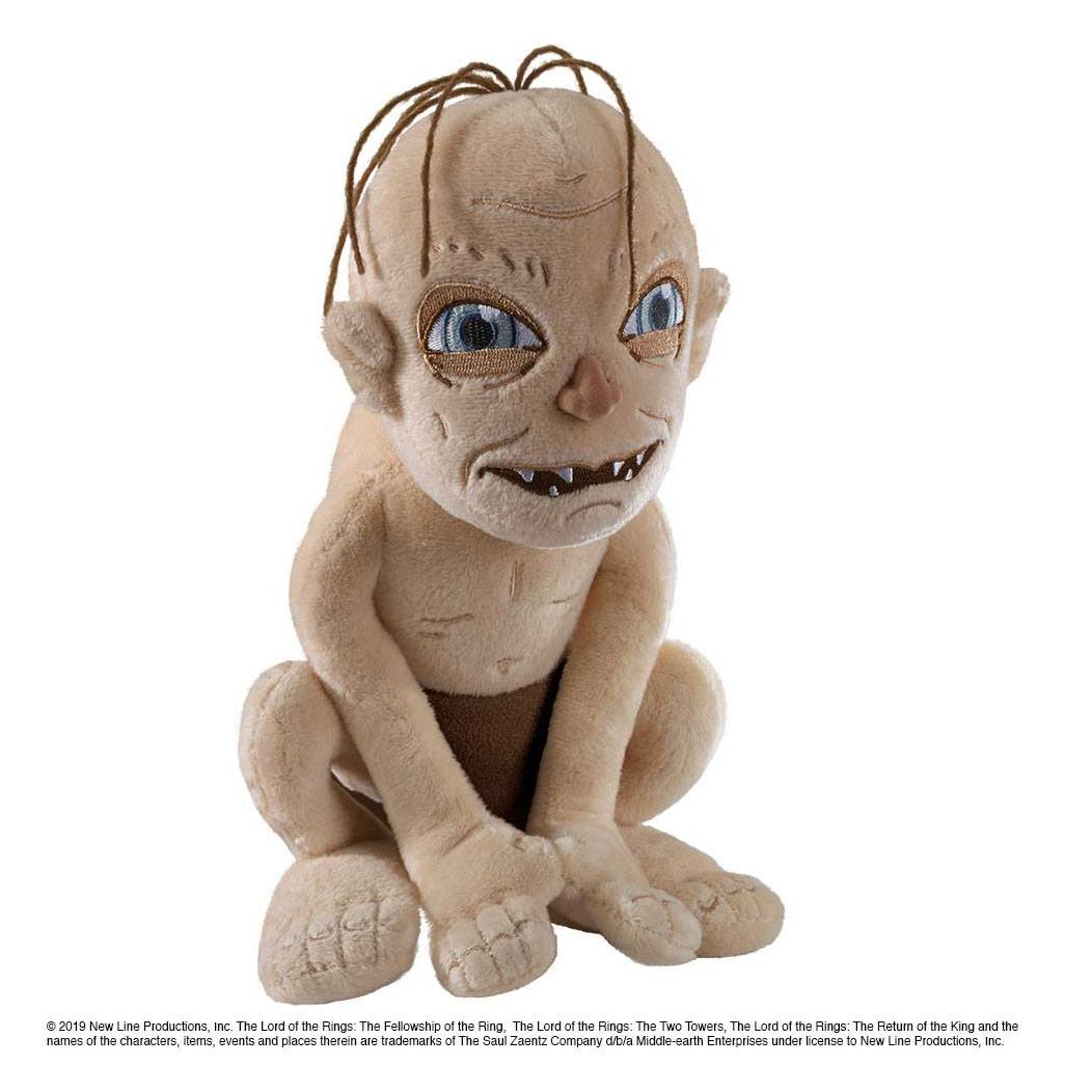 Beige pluchen Gollum-knuffel met grote blauwe ogen, bruine draadharen, zichtbare tandjes en een bruine lendendoek. Hij zit gehurkt met zijn lange armen tussen zijn knieën en handen op de grond, tegen een witte achtergrond.