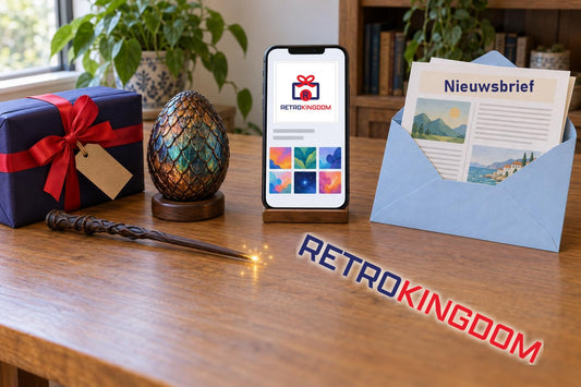Nachtblauw pakket met rode strik, drakenei met vonkende toverstaf, smartphone met het Retro-Kingdom-logo als profielfoto en een envelop met de nieuwsbrief op een houten tafel. Diagonaal staat RETROKINGDOM, Retro in nachtblauw en Kingdom in rood.