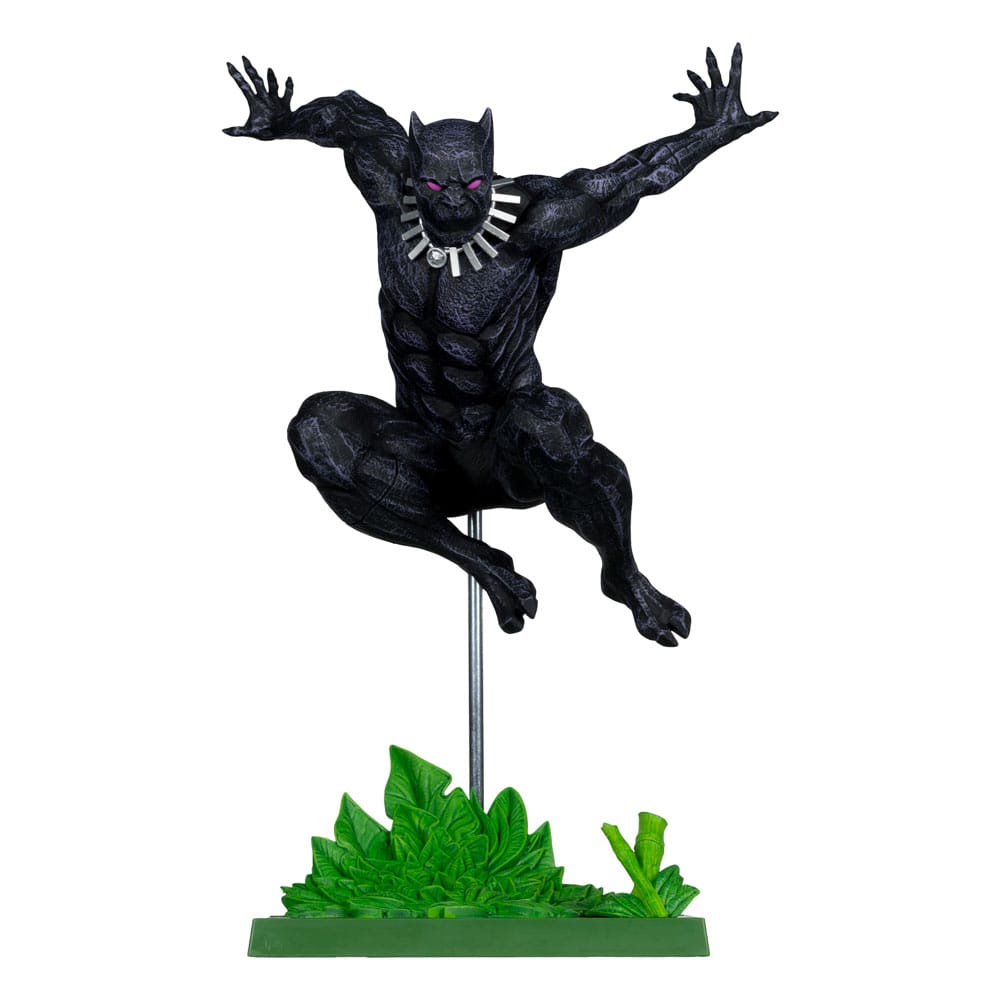 Black Panther-beeldje in zwart pak met paarse ogen en zilverkleurige halsketting, in springhouding met gespreide armen en gebogen benen. Een metalen stang draagt het beeldje boven een groene voet met bladeren, tegen een witte achtergrond.