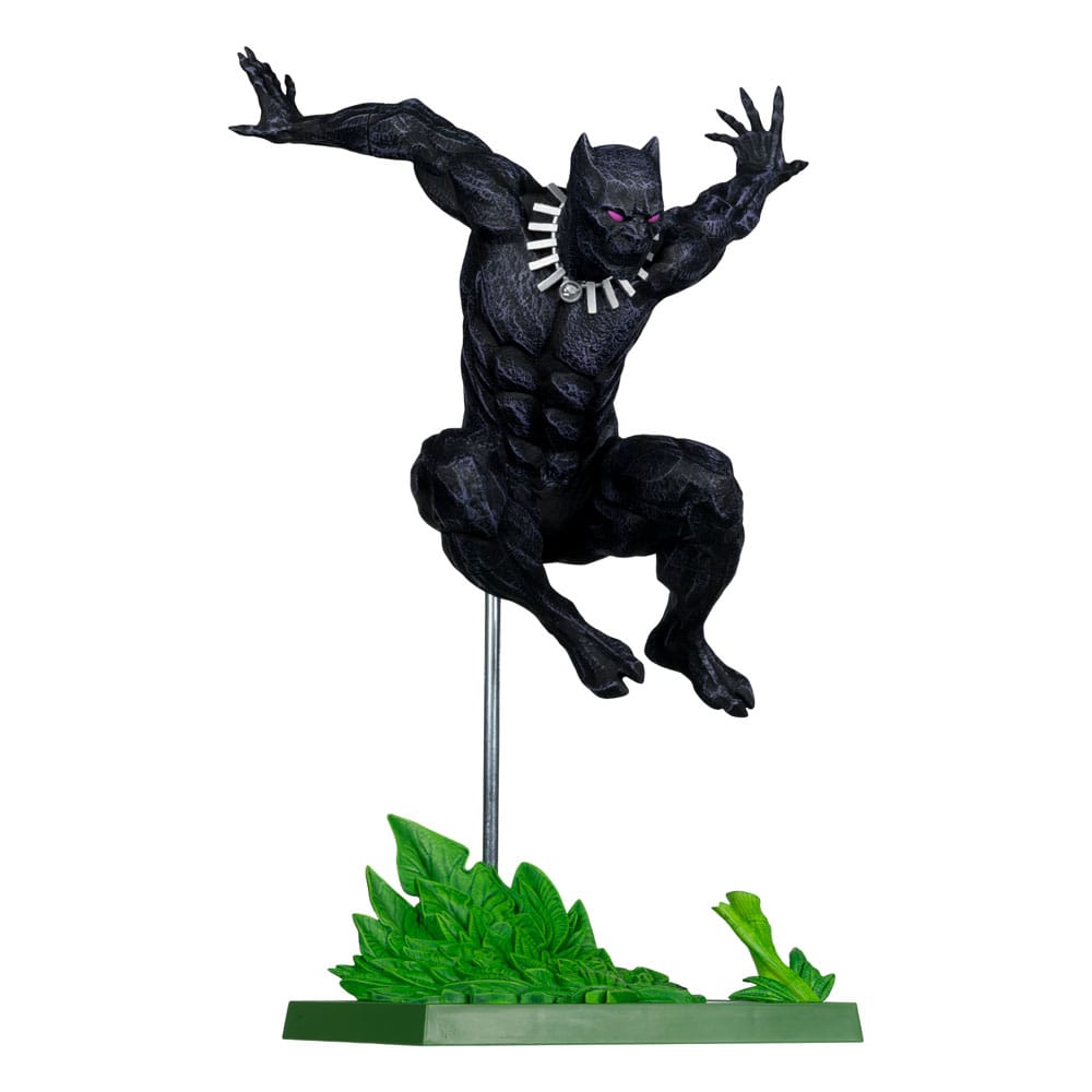 Black Panther-beeldje in zwart pak met paarse accenten en zilverkleurige ketting, in springpose met gespreide armen en gebogen knieën. Een metalen staaf verbindt het figuur met een groene voet met bladeren, tegen een witte achtergrond.