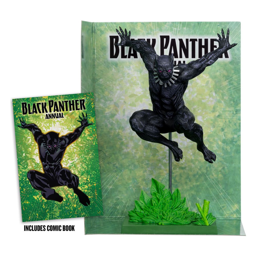 Zwart Black Panther-beeldje met reliëf, paarse ogen en zilverkleurige halsketting, in springpose met geheven armen boven een groene bladerbasis. Achter het beeldje staat een groen-geel paneel; links is een stripboek afgebeeld.