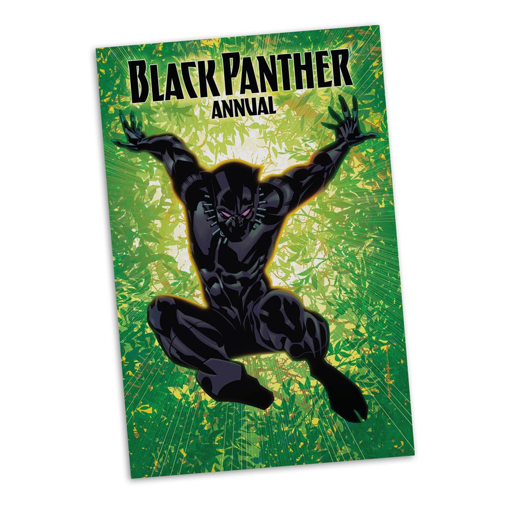 Schuin geplaatste rechthoekige prent op een witte achtergrond, met de tekst ‘Black Panther Annual’. Black Panther draagt een zwart pak en springt met gespreide armen en gebogen knieën tegen een groen-gele achtergrond.