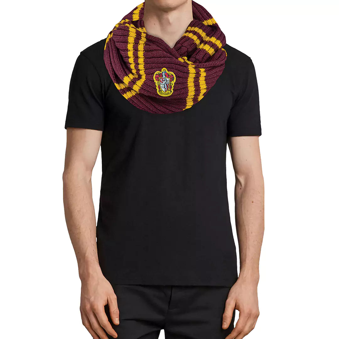 Bordeauxrode gebreide colsjaal met gele strepen en Griffoendorwapen, in lussen om de hals van een rechtopstaand model met de armen langs het lichaam. Het model draagt een zwart T-shirt en staat tegen een witte achtergrond.