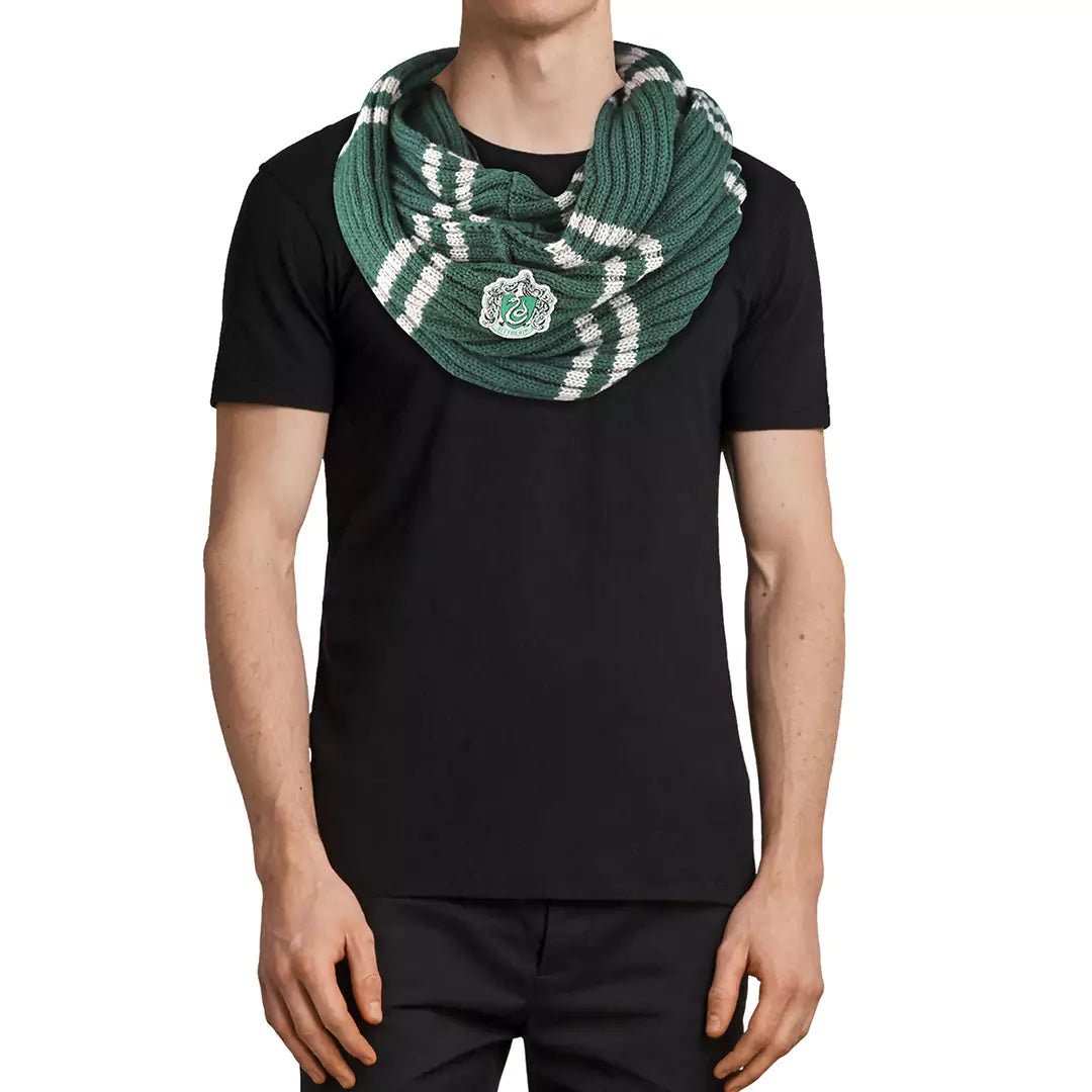 Groene, gebreide colsjaal met lichtgrijze strepen en het Zwadderich-wapen, in lussen om de hals gedragen. Het model staat met de armen langs het lichaam, draagt een zwart T-shirt en een zwarte broek en staat tegen een witte achtergrond.