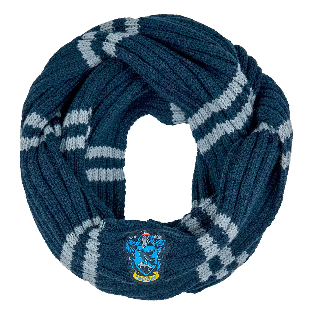 Donkerblauwe, gebreide infinitysjaal met lichtgrijze dubbele strepen en een blauw Ravenklauw-wapen aan de voorkant. De sjaal ligt in een ovale lus op een witte achtergrond.