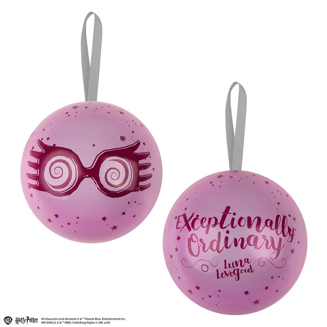 Twee aanzichten van een glanzende roze kerstbal met grijs ophanglint op een witte achtergrond. De bal heeft donkerroze sterren, Luna’s bril met spiraalglazen en de tekst ‘Exceptionally Ordinary’ en ‘Luna Lovegood’.
