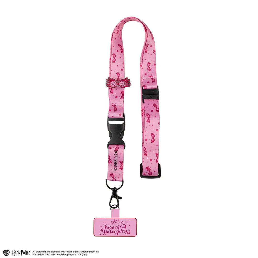 Roze stoffen keycord met donkerroze brillen en sterretjes, een pin in de vorm van Luna Leeflangs bril, zwarte kunststof sluitingen en een metalen haak met roze label. Het koord hangt in een lange lus tegen een witte achtergrond.