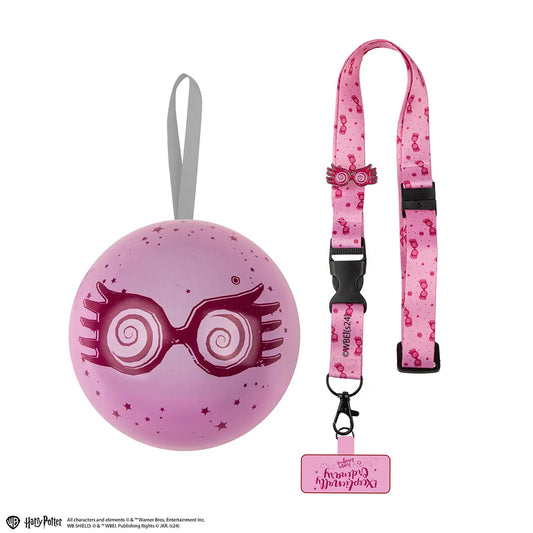 Roze stoffen keycord met brillenpatroon, brillenvormige pin, zwarte sluitingen en metalen haak. Het hangt naast een roze kerstbal met een grote bril, sterren en een grijs ophanglint, tegen een witte achtergrond.