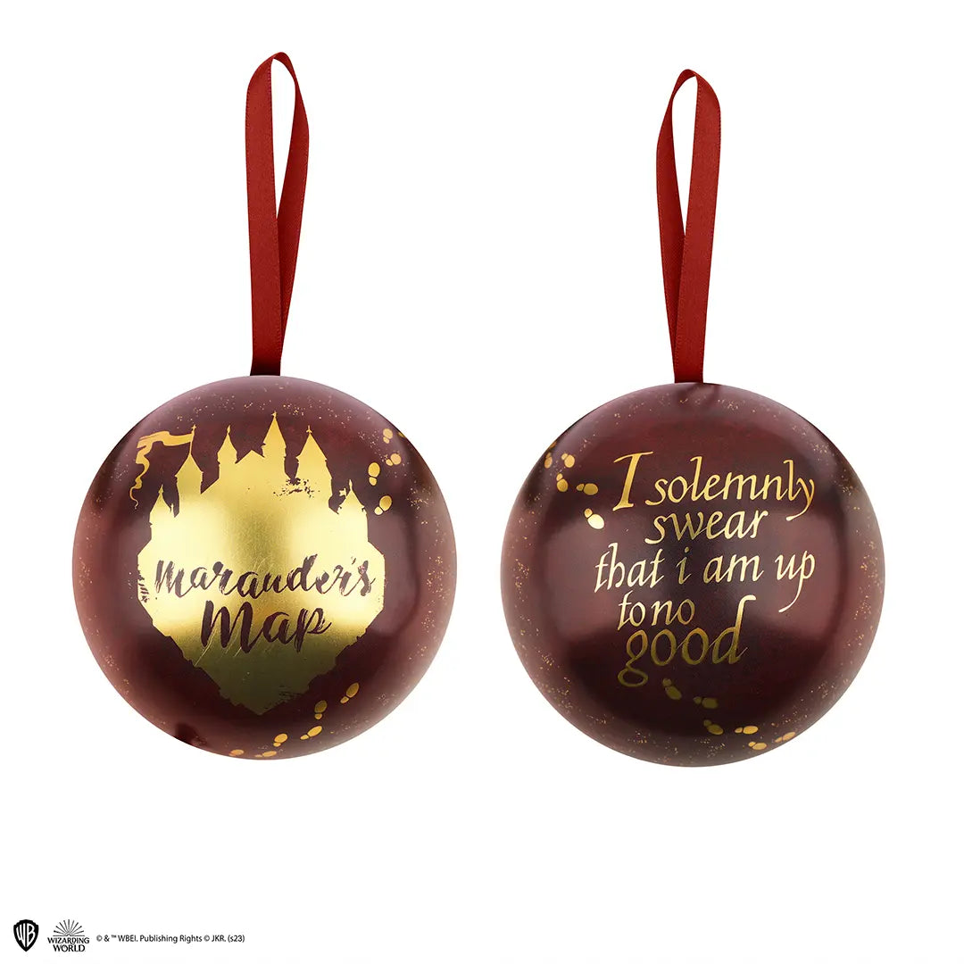 Voor- en achterkant van een glanzende bordeauxrode puzzelcapsule met rode ophanglinten, tegen wit. Links een gouden kasteel met ‘Marauder’s Map’, rechts de tekst ‘I solemnly swear that I am up to no good’ en gouden voetstappen.