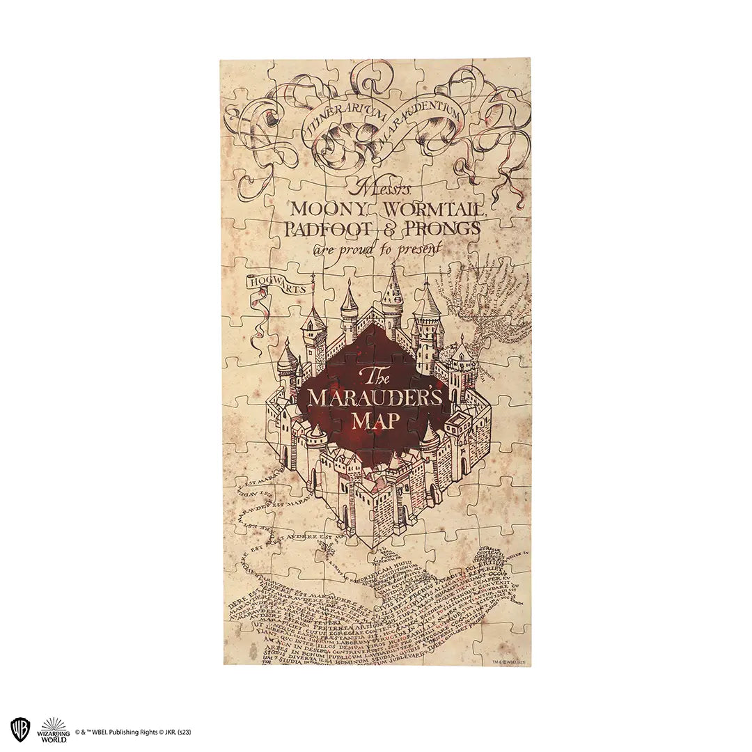 Langwerpige, gelegde puzzel in perkamentbeige met zichtbare puzzelnaden, bruine kasteeltekeningen, sierletters en een donkerrood vlak met ‘The Marauder’s Map’. Recht van voren afgebeeld op een witte achtergrond.