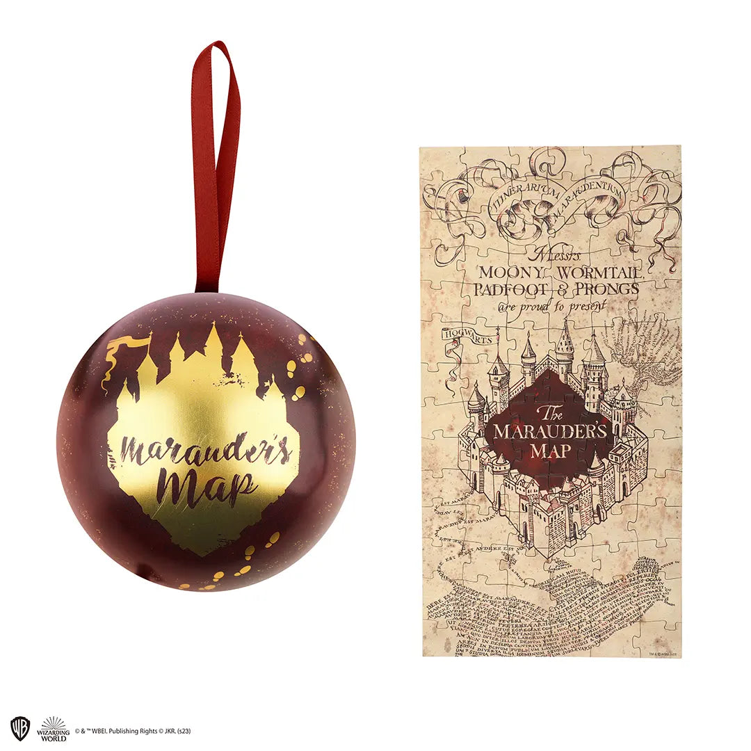 Links een glanzende bordeauxrode kerstbal met rood ophanglint, goudkleurig kasteel en tekst ‘Marauder’s Map’. Rechts een langwerpige beige legpuzzel met de Sluipwegwijzer, kasteelillustratie en sierlijke tekst, op een witte achtergrond.