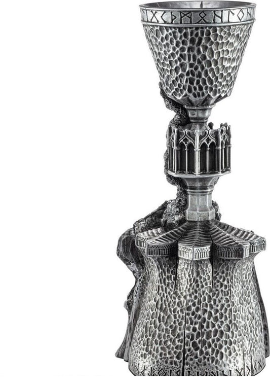 Zilvergrijze replica van de Vuurbeker uit Harry Potter, rechtop tegen een witte achtergrond. De metaalachtig ogende beker heeft een ruwe textuur, runentekens, gotische bogen op de steel en een brede voet.