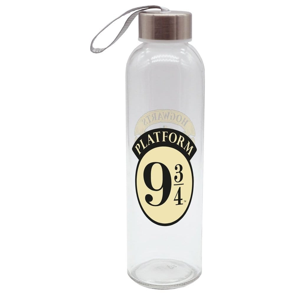 Transparante glazen drinkfles met zilverkleurige schroefdop en grijze draaglus, rechtop tegen een witte achtergrond. Op de fles staat een lichtgeel met zwart embleem met ‘Platform 9¾’.