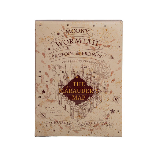 Rechtopstaande, rechthoekige kartonnen Harry Potter-adventskalender op een witte achtergrond. De beige voorkant heeft genummerde deurtjes, bruine kasteeltekeningen en voetsporen rond de tekst ‘The Marauder’s Map’.