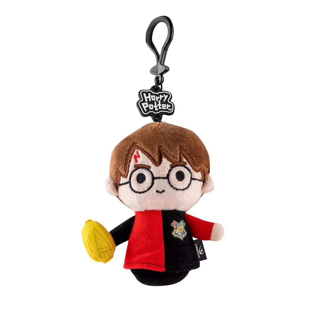 Harry Potter-knuffelsleutelhanger in rood-zwarte Triwizard-outfit met Zweinsteinembleem, ronde bril en een gouden ei, aan een zwarte clip met Harry Potter-logo.