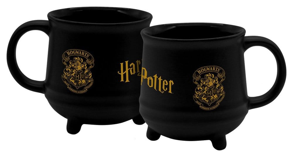 Twee aanzichten van een zwarte keramische ketelmok met rond oor en korte pootjes. De mok heeft een goudkleurig Zweinsteinwapen en Harry Potter-logo en staat tegen een witte achtergrond.