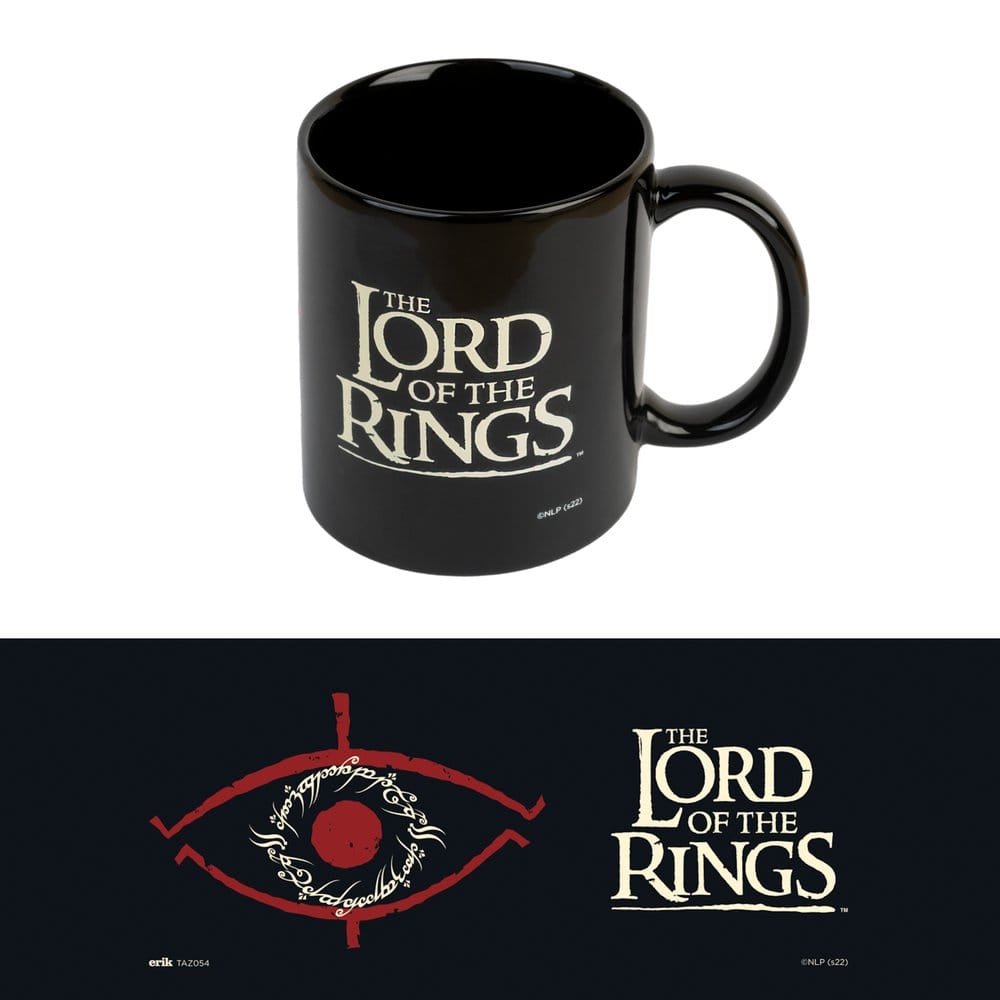 Glanzend zwarte keramische mok met crèmekleurig The Lord of the Rings-logo, oor rechts, schuin van boven op wit. Onderaan een zwart vlak met een rood oog, crèmekleurige schrifttekens en hetzelfde logo.