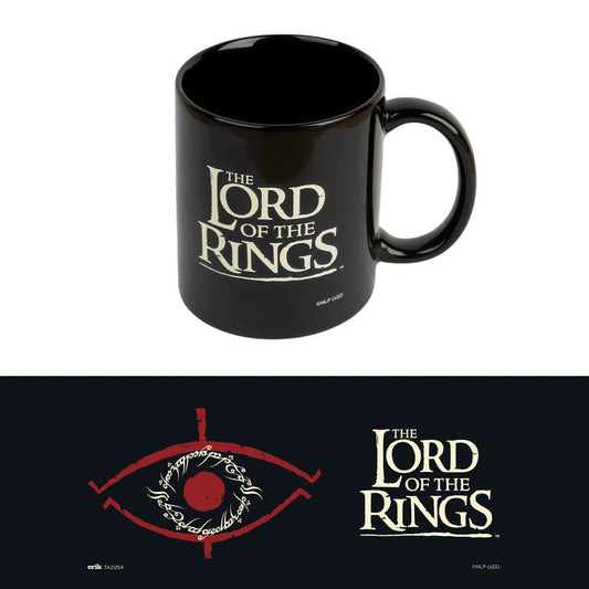 Glanzend zwarte keramische mok met crèmekleurig The Lord of the Rings-logo, oor rechts, schuin van boven op wit. Onderaan een zwart vlak met een rood oog, crèmekleurige schrifttekens en hetzelfde logo.