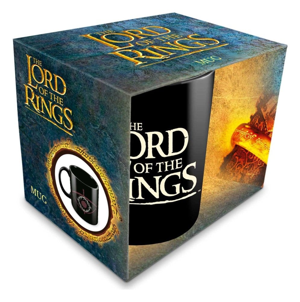 Zwarte glanzende mok met crèmekleurig The Lord of the Rings-logo, rechtop in een blauwgroene kartonnen doos met gouden letters en een afbeelding van de ring. De doos staat schuin op een witte achtergrond.