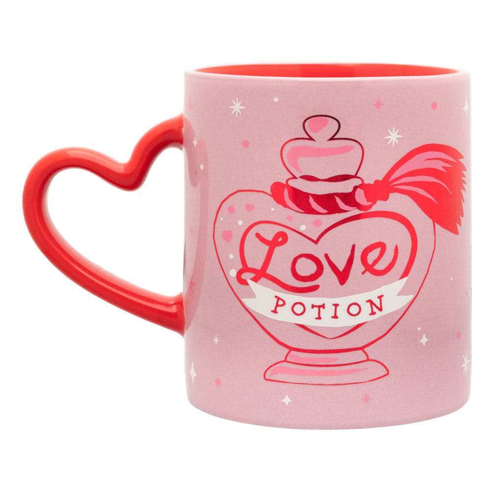 Roze keramische mok met rode binnenkant en een rood hartvormig oor links, op een witte achtergrond. Op de voorkant staat een roze-rode liefdesdrankfles met de tekst ‘Love Potion’, omringd door sterretjes en stippen.