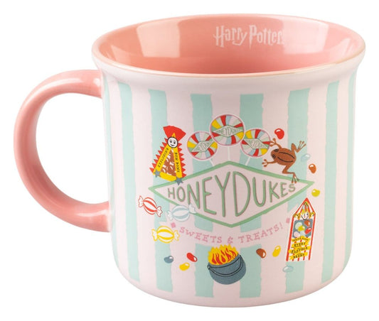 Glanzende keramische mok met lichtroze en mintgroene strepen, roze binnenkant en oor links. Vooraan staan het Honeydukes-logo en kleurrijke snoepillustraties; de mok staat op een witte achtergrond.