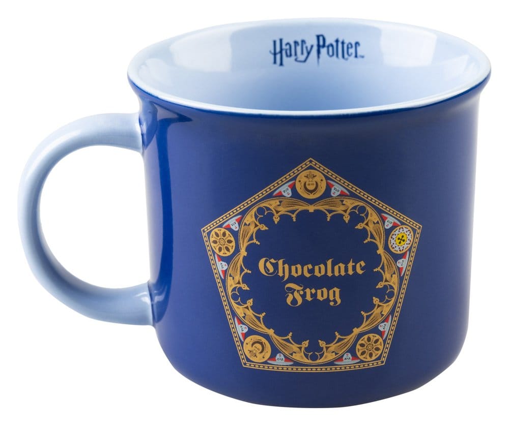 Glanzende donkerblauwe keramieken mok met lichtblauwe binnenkant en oor links, op een witte achtergrond. Voorop staat ‘Chocolate Frog’ in een gouden vijfhoekig sierkader; aan de binnenrand staat het Harry Potter-logo.
