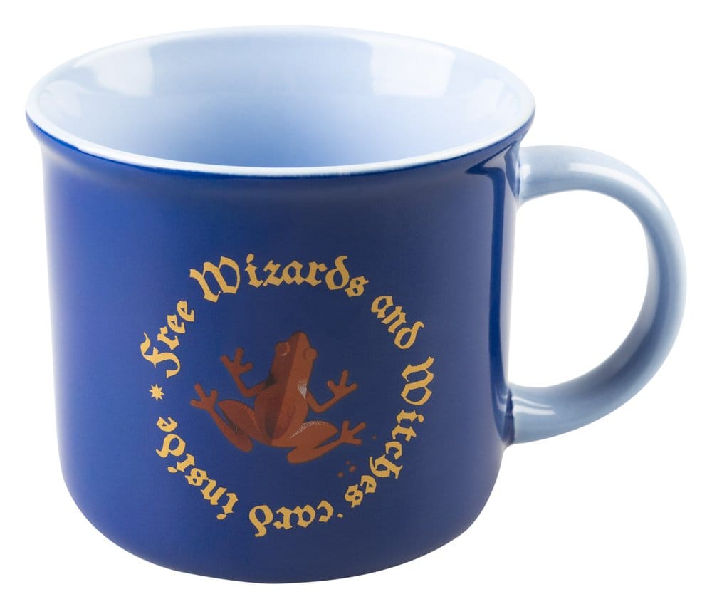 Glanzende donkerblauwe keramische mok met lichtblauwe binnenkant en oor rechts, op een witte achtergrond. Op de voorkant staat een bruine kikker, omringd door goudkleurige Engelse tekst.