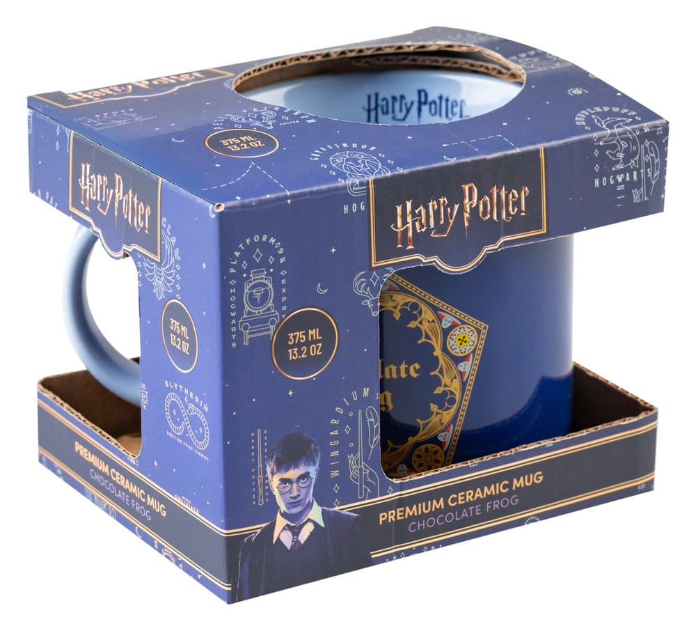 Donkerblauwe keramische Harry Potter Chocokikker-mok met goudkleurig decor en lichtblauw oor links, rechtop in een blauw kartonnen doosje met gouden opdruk en een afbeelding van Harry Potter. Witte achtergrond.