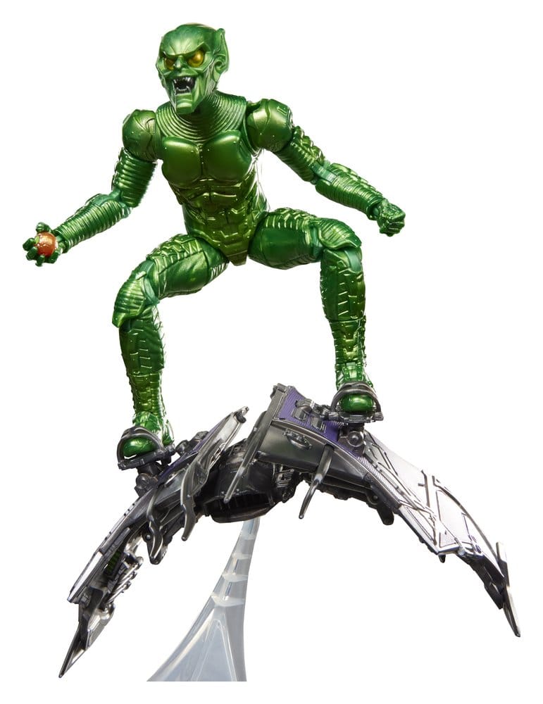 Kunststof Green Goblin-actiefiguur in glanzend groen pantser met gele ogen, gehurkt op een zilvergrijze zwever met paarse details. Hij houdt een oranje bom vast; de zwever rust op een transparante standaard tegen een witte achtergrond.