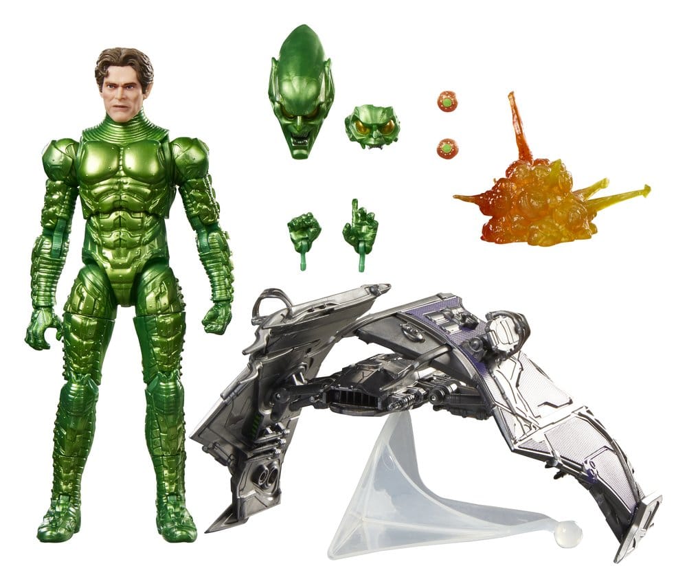 Kunststof Green Goblin-figuur staat rechtop in glanzend groen harnas, met onbedekt hoofd en armen omlaag. Ernaast: een zilvergrijze glider op standaard, groene maskers, extra handen, bommen en een oranje explosie-effect, tegen een witte achtergrond.