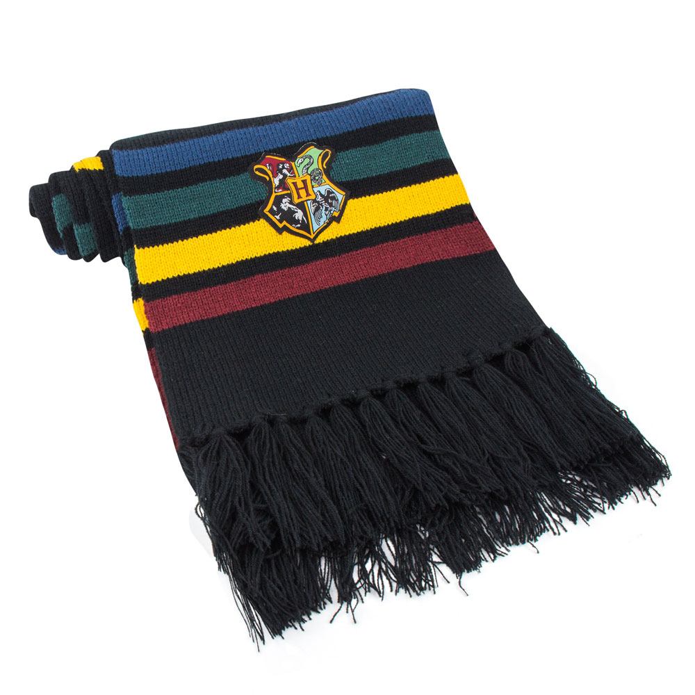 Opgevouwen zwarte gebreide sjaal met blauwe, groene, gele en bordeauxrode strepen, een Hogwarts-wapen en zwarte franjes. Schuin neergelegd op een witte achtergrond.