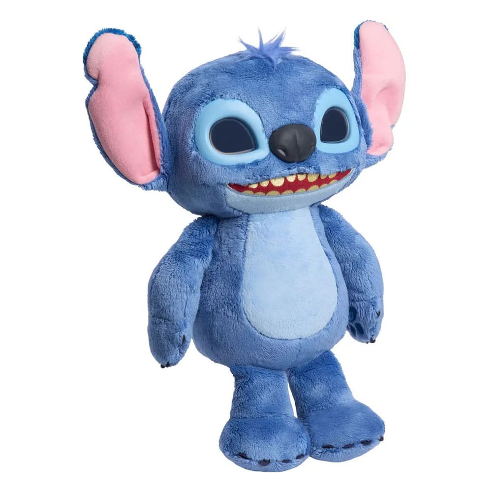 Blauwe pluchen Stitch-knuffel met lichtblauwe buik, grote oren met roze binnenkant, zwarte ogen en neus en een open mond met tanden. Hij staat rechtop met de armen langs het lijf tegen een witte achtergrond.