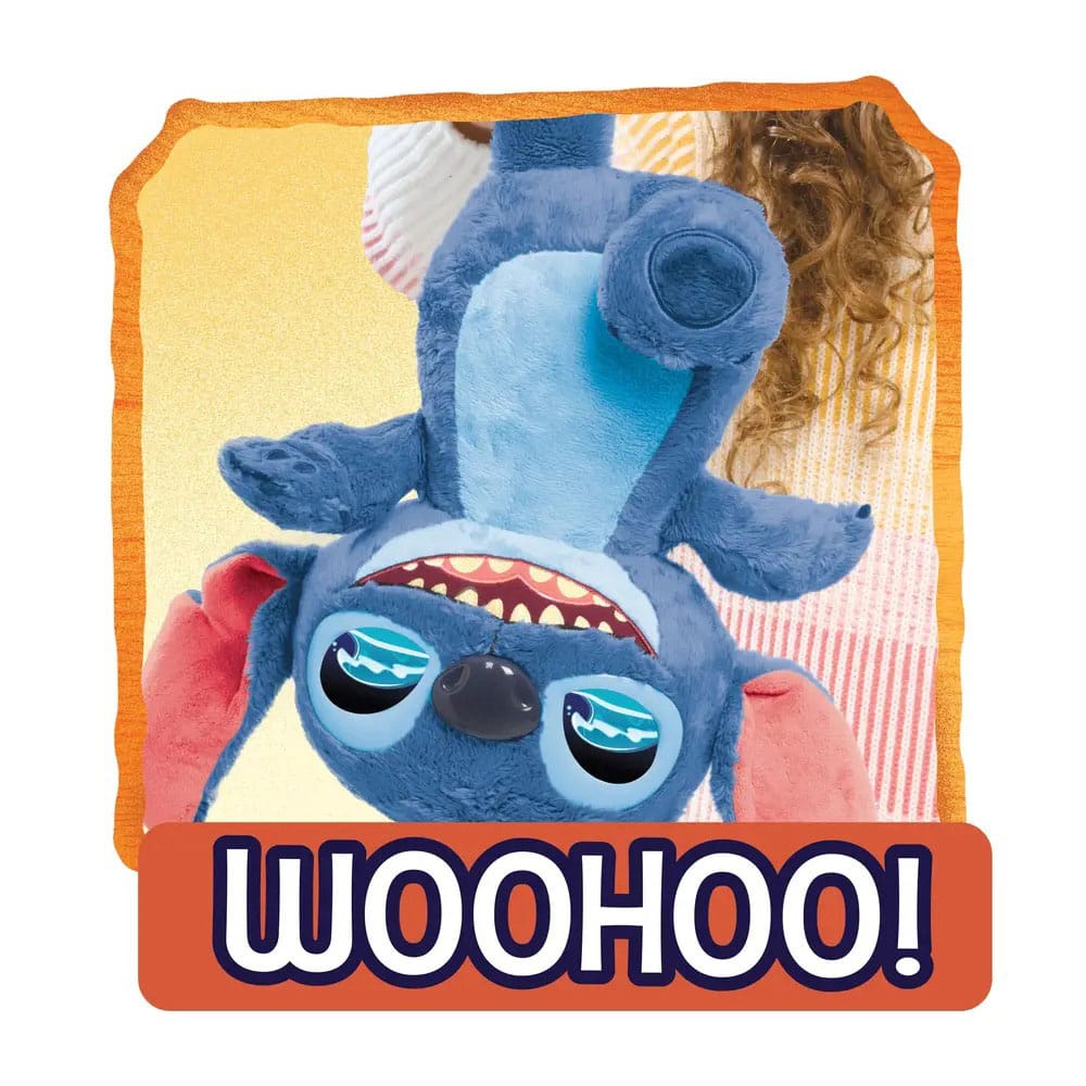 Blauwe pluchen Stitch hangt ondersteboven, met roze binnenoren, lichtblauwe buik, zwarte neus en open mond met tanden. Achter hem staat een persoon tegen een gele achtergrond, omlijst in oranje met onderaan ‘WOOHOO!’.