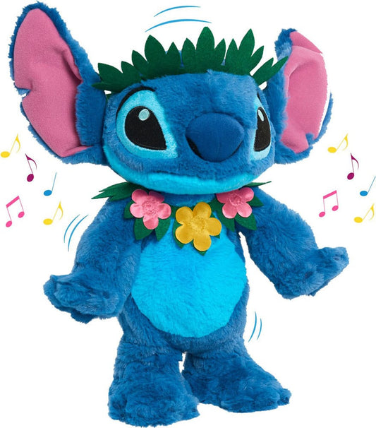 Blauwe pluchen Stitch met roze binnenoren, lichtblauwe buik, groene bladerkroon en een roze-gele bloemenkrans. Hij staat met gespreide armen tegen een witte achtergrond met gekleurde muzieknoten.