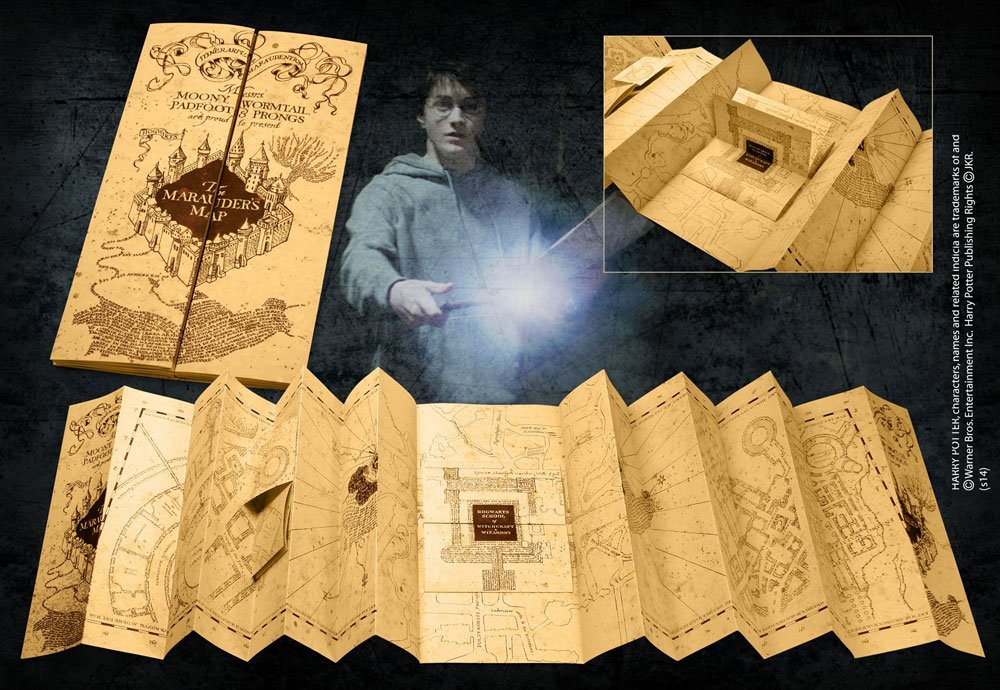 Replica van de Marauder’s Map op geel, perkamentachtig papier met bruine tekeningen en tekst, dichtgevouwen en als harmonica uitgevouwen. Op de donkere achtergrond staat Harry Potter met een oplichtende toverstok; rechtsboven een detailfoto.