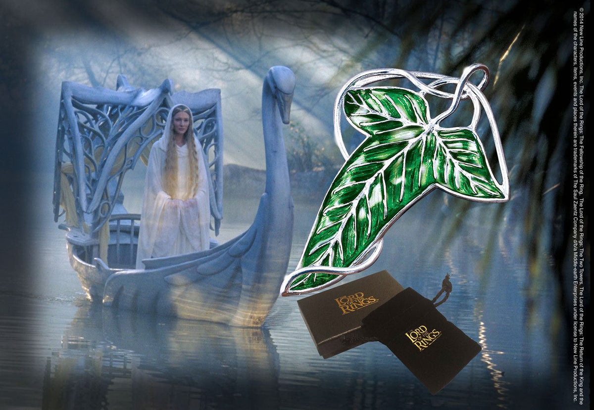 Verzilverde broche als groen blad met zilverkleurige nerven, de punt schuin naar linksonder. Eronder liggen een bruin doosje en zwart zakje; op de blauwgrijze achtergrond staat een vrouw in een witte jurk in een zwanenboot.