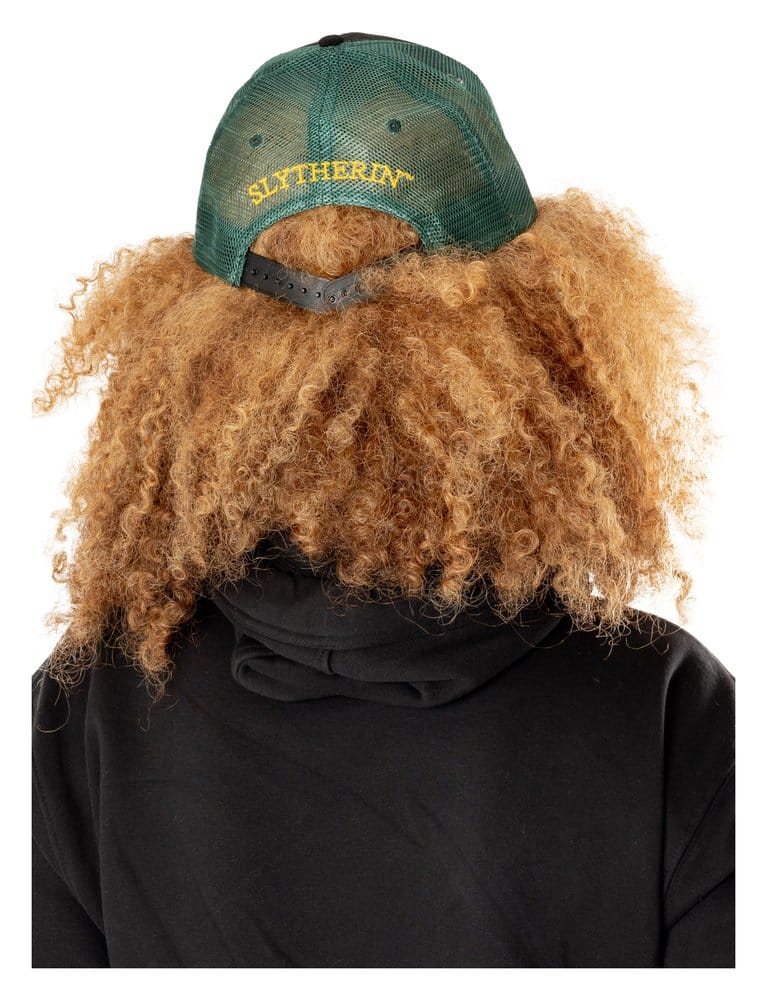 Achteraanzicht van een groene mesh-truckerpet met geel ‘SLYTHERIN’-borduursel en een zwarte verstelbare sluiting. Gedragen door een persoon met rossig krulhaar en een zwarte hoodie, tegen een witte achtergrond.