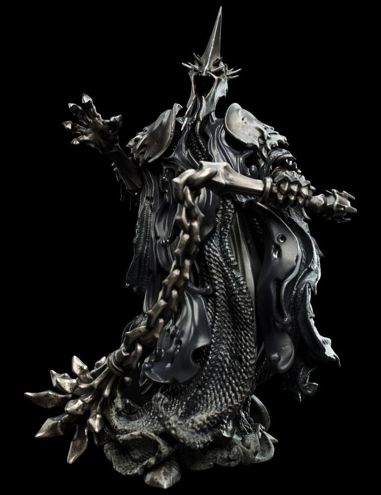 Kunststof Witch-King-figuur in zwart gewaad en zilvergrijs harnas met puntige helm, tegen een zwarte achtergrond. Eén hand is geheven met gespreide vingers; de andere houdt een strijdvlegel met ketting en stekelige bal vast.