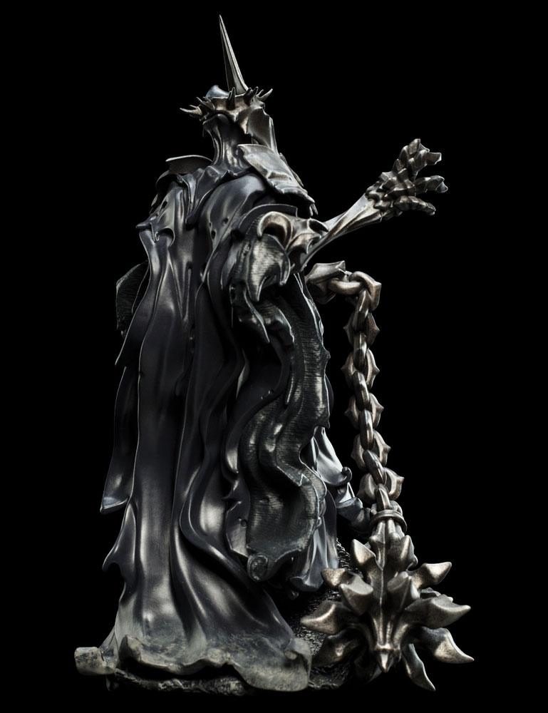 Beeldje van de Witch-King in een zwarte mantel en zilvergrijs, metaalachtig pantser met punthelm. Eén hand is uitgestrekt; de andere houdt een ketting met een grote stekelige strijdknots vast, tegen een zwarte achtergrond.