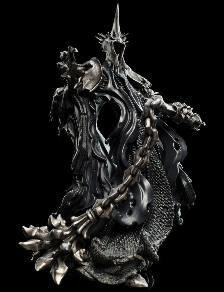 Kunststof beeldje van de Witch-King in zwarte, gescheurde gewaden en zilvergrijs harnas met een hoge, puntige helm. Eén hand reikt naar voren; de andere houdt een ketting met stekelige strijdvlegel vast, tegen een zwarte achtergrond.