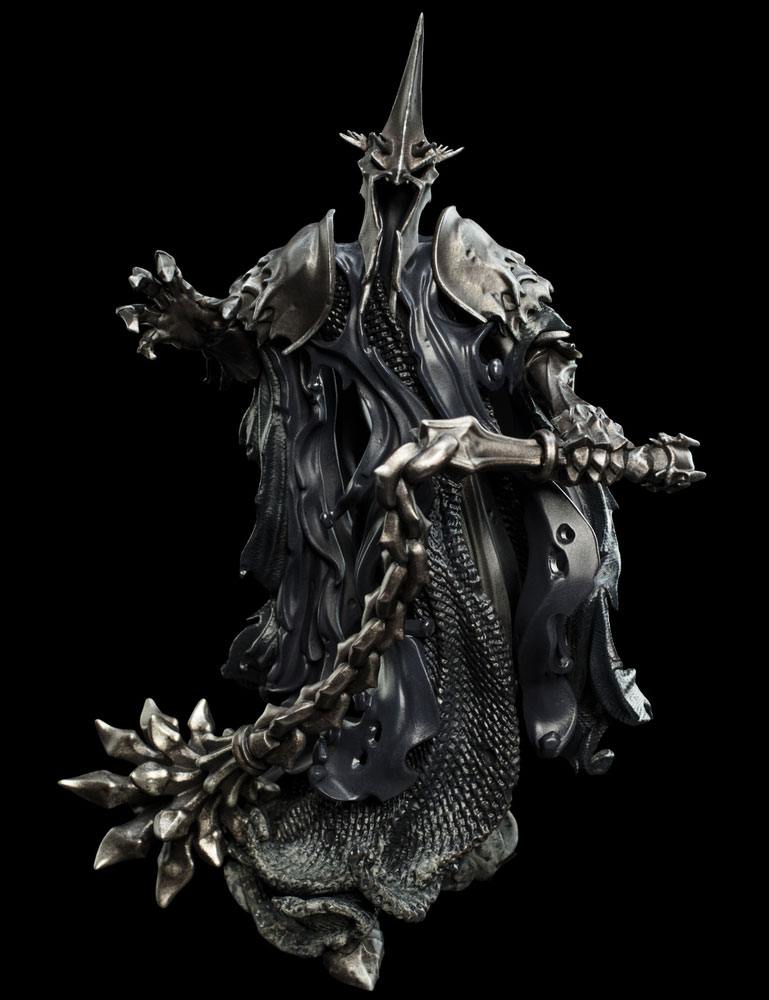 Beeldje van de Witch-King in zwarte gewaden en zilvergrijs, metaalachtig pantser met een hoge, puntige helm. Hij strekt één hand uit en houdt een kettingwapen met stekelige kop in de andere, tegen een zwarte achtergrond.