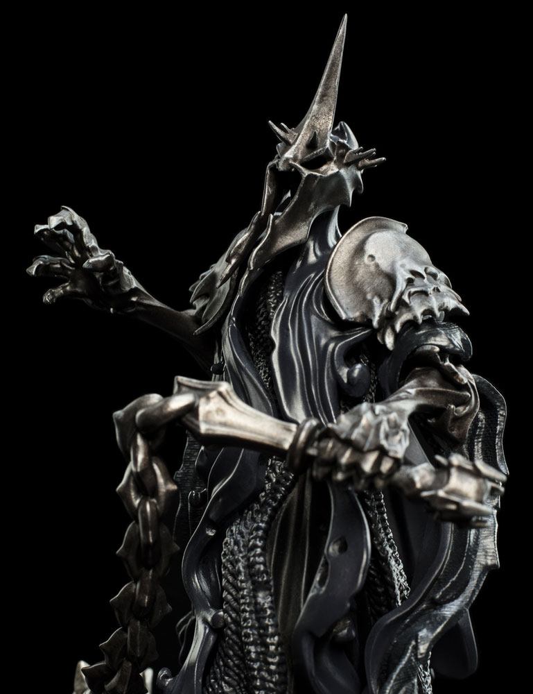Beeldje van de Witch-King in een zwart gewaad en zilvergrijs, metaalachtig pantser, met een hoge, puntige helm. Eén klauwhand is geheven; de andere houdt een strijdvlegel met ketting vast, tegen een zwarte achtergrond.